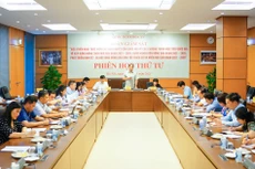 Phó Chủ tịch Quốc hội Trần Quang Phương, Trưởng Đoàn giám sát phát biểu tại phiên họp. Ảnh: Minh Hùng