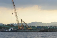 Cầu vượt sông Hương đang được thi công phần kết cấu dưới nước. Ảnh: Minh Hạnh