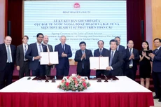 Bộ trưởng Nguyễn Chí Dũng và ông Tony Blair chứng kiến Lễ ký biên bản ghi nhớ giữa Cục Đầu tư nước ngoài và Viện Tony Blair vì sự thay đổi toàn cầu. Ảnh: Trương Gia