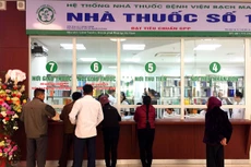 Bệnh nhân và người nhà bệnh nhân đang rất khó khăn trong việc mua thuốc điều trị. Ảnh minh họa: PV