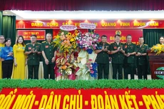 Lãnh đạo Ban Công đoàn Quốc phòng, Công ty TECAPRO tặng hoa chúc mừng Đại hội