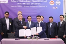 Đại diện Trung tâm Đổi mới sáng tạo quốc gia và Synopsys ký Biên bản ghi nhớ về phát triển nguồn nhân lực tài năng thiết kế vi mạch tại Việt Nam dưới sự chứng kiến của Thủ tướng Phạm Minh Chính. Ảnh: Dương Giang