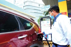 Nhiều ý kiến cho rằng doanh nghiệp và người dân sẽ được hưởng lợi nếu để thị trường quyết định giá cả mặt hàng xăng dầu. Ảnh: Lê Tiên