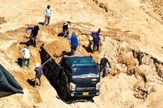 Lao động và phương tiện khai thác cát trái phép tại một vị trí trên sông Trà Khúc. Ảnh: Minh Hạnh