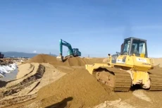 Nhà thầu thi công Dự án Đường ven biển tỉnh Bình Định đoạn Cát Tiến - Diêm Vân. Ảnh: Hà Minh