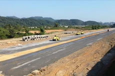 Thi công nền đường Gói thầu số 09 xây dựng tuyến đường BV20 thuộc Dự án Cầu biên giới qua sông Hồng