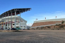 Công trình Sân vận động Đà Lạt với sức chứa 20.000 chỗ ngồi vẫn dở dang sau hơn 3 năm thi công. Ảnh: Thanh Vũ