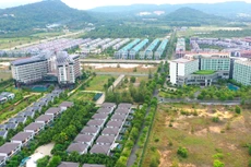 Trong 5 tháng đầu năm, tín dụng vào kinh doanh bất động sản tăng 14% trong khi tín dụng cho tiêu dùng bất động sản giảm 1,32%. Ảnh: Nhã Chi