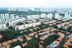 Việc xây dựng các sắc thuế bất động sản sẽ góp phần hạn chế tình trạng đầu cơ, điều tiết giá nhà đất, hình thành một thị trường lành mạnh và ổn định. Ảnh: Lê Tiên
