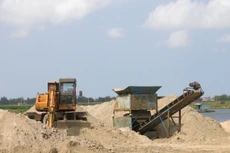 Khai thác cầm chừng là một trong những nguyên nhân khiến cát trên địa bàn Quảng Nam khan hiếm, giá tăng cao. Ảnh: Hà Minh