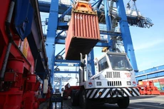 Hai tháng đầu năm 2023, kim ngạch xuất khẩu hàng hóa ước đạt 49,44 tỷ USD, giảm 10,4% so với cùng kỳ năm trước. Ảnh: Nhã Chi