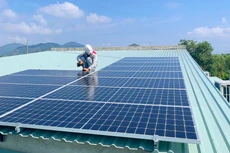 Mục tiêu đến năm 2030 có 50% các tòa nhà công sở và 50% nhà dân sử dụng điện mặt trời mái nhà tự sản, tự tiêu. Ảnh: Vũ Sơn