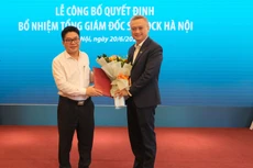 Ông Nguyễn Thành Long, Chủ tịch Hội đồng Thành viên Sở Giao dịch chứng khoán Việt Nam đã trao Quyết định bổ nhiệm Tổng giám đốc Sở Giao dịch chứng khoán Hà Nội cho ông Nguyễn Anh Phong