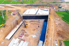 Dự án Đường kết nối đường Trần Hưng Đạo đến phường Dân Chủ kết nối với Quốc lộ 6 với tổng chiều dài tuyến khoảng 4,4 km. Ảnh: Nguyễn Minh