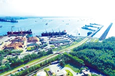 Cảng Dung Quất trong Khu kinh tế Dung Quất, lợi thế của Quảng Ngãi để thu hút các dự án công nghiệp phục vụ xuất nhập khẩu. Ảnh: Hà Lâm