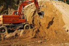 Nhà thầu chịu thiệt khi giá vật liệu công bố một đằng, bán một nẻo. Ảnh minh họa: Nhã Chi