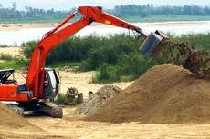 Việc cấp phép thăm dò, khai thác một số mỏ vật liệu được triển khai khi khởi công dự án nên không đáp ứng tiến độ thi công. Ảnh minh họa: GK