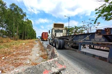 Khởi công từ đầu năm 2020, đến nay, Dự án Mở rộng đường Đồng Văn Cống (TP.HCM) vẫn ngổn ngang. Ảnh: Anh Tú