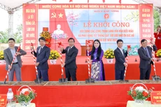 Bí thư Tỉnh ủy Vĩnh Phúc Hoàng Thị Thúy Lan cùng các đại biểu động thổ khởi công xây dựng Làng văn hóa kiểu mẫu thôn Bàn Mạch, xã Lý Nhân, huyện Vĩnh Tường