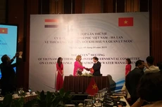 Phó Thủ tướng Trịnh Đình Dũng và Bộ trưởng Bộ Cơ sở hạ tầng và Quản lý nước Hà Lan Cora van Nieuwenhuizen ký Biên bản ghi nhớ Phiên họp lần thứ 7 Ủy ban liên chính phủ Việt Nam - Hà Lan. Ảnh: Bích Thủy
