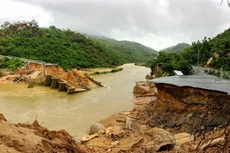 Lũ cuốn sập cầu Nước Ngọt ở xã Cam Lập (Cam Ranh), khiến 300 hộ dân bị cô lập trên đảo Bình Lập. Ảnh: Chí Nguyễn