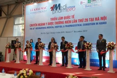 Đại diện các bộ Y tế, Công Thương, Hiệp hội Doanh nghiệp Dược Việt Nam và Hội Thiết bị y tế Việt Nam cùng cắt băng khai mạc Triển lãm. Ảnh: Trần Nam.