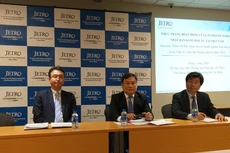 Thứ trưởng Bộ Kế hoạch và Đầu tư Vũ Đại Thắng (ngồi giữa) tham dự Họp báo và lắng nghe ý kiến đánh giá của doanh nghiệp Nhật Bản về tình hình sản xuất, kinh doanh tại Việt Nam 