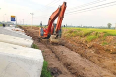 Nhiều địa phương đang nỗ lực thúc đẩy tiến độ giải ngân đầu tư công, trong đó có việc chủ động điều chuyển vốn từ các dự án chậm giải ngân sang dự án có khả năng giải ngân cao hơn. Ảnh: Lê Tiên