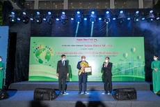 Ông Lê Trọng Khương – Tổng Giám đốc Hưng Thịnh Land nhận chứng nhận “Doanh nghiệp vì cộng đồng – SAIGON TIMES CSR 2021” từ ông Trần Minh Hùng - Tổng Biên Tập (bên phải) và ông Phạm Hữu Chương - Phó Tổng Biên tập The Saigon Times (bên trái)