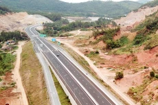 Năm 2022, Bộ Giao thông vận tải sẽ ưu tiên bố trí vốn, chỉ đạo quyết liệt đẩy mạnh tiến độ thi công Dự án Đường bộ cao tốc Bắc - Nam giai đoạn 1. Ảnh: Nhã Chi