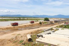 Những năm gần đây, tỉnh Phú Yên triển khai nhiều dự án đầu tư xây kè chống sạt lở sử dụng ngân sách trung ương, ngân sách địa phương. Ảnh: NC st