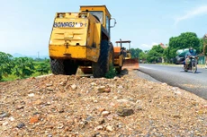 Tiến độ giải ngân các dự án vốn vay nước ngoài chậm chủ yếu do việc thực hiện giãn cách kéo dài làm gián đoạn hoạt động sản xuất, thi công. Ảnh: Lê Tiên