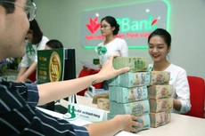 Ngân hàng Nhà nước đang xem xét đưa ra gói cấp bù lãi suất 3.000 tỷ đồng để hỗ trợ người dân và doanh nghiệp. Ảnh: Lê Tiên