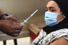Tiêm vaccine Covid-19 ở Nam Phi - Ảnh: BBC.