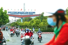 Do áp lực tăng trưởng, thu ngân sách, nhiều địa phương chấp nhận những dự án sử dụng nhiều lao động, cho dù nguồn lao động tại chỗ không có, phải dựa vào lao động di cư. Ảnh minh họa: Lê Tiên