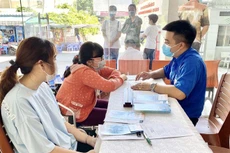 Quyết định số 33/2021/QĐ-TTg sửa đổi, bổ sung một số quy định về hỗ trợ người lao động và người sử dụng lao động gặp khó khăn do đại dịch Covid-19. Ảnh: Phan Hoạt