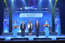 Bà Nguyễn Thị Thu Hằng - Trưởng phòng Phát triển kênh số và đối tác đại diện Vietcombank nhận giải thưởng