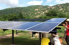 Việc cắt giảm công suất của các nhà máy điện mặt trời sẽ sớm chấm dứt khi dịch bệnh được kiểm soát, hoạt động sản xuất, kinh doanh hồi phục. Ảnh: Trung Thành