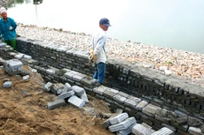 Nhà thầu cho rằng, việc đưa thêm các yêu cầu về hạng mục thứ yếu buộc phải đáp ứng đối với công trình kè là hạn chế nhà thầu. Ảnh minh họa: Nhã Chi