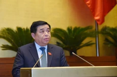 Bộ trưởng Bộ Kế hoạch và Đầu tư Nguyễn Chí Dũng trình bày Tờ trình về Dự án Luật sửa đổi, bổ sung một số điều của Luật Thống kê. Ảnh: Quang Khánh