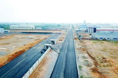 Việc chuẩn bị mặt bằng sạch để đấu thầu lựa chọn nhà đầu tư dự án khu công nghiệp là không dễ với các địa phương do chi phí giải phóng mặt bằng rất lớn. Ảnh: Tiên Giang