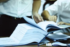 Khi đánh giá HSDT, nếu thấy hợp đồng tương tự nhà thầu cung cấp có dấu hiệu không trung thực, bên mời thầu cần liên hệ chủ đầu tư cũ để xác minh thông tin. Ảnh: Phú An