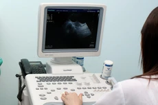 Nhiều gói thầu thiết bị y tế tại Sở Y tế Trà Vinh xảy ra tình trạng gia hạn rồi công bố hủy. Ảnh minh họa: Nhã Chi