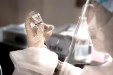 Việc chú trọng đầu tư phát triển công nghiệp y tế như vắc xin, thuốc, khẩu trang… để sẵn sàng ứng phó với những diễn biến bất định của dịch Covid-19 là cần thiết. Ảnh: Nguyễn Trí