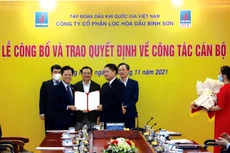 Dưới sự chứng kiến của lãnh đạo Tập đoàn, Chủ tịch HĐQT BSR Nguyễn Văn Hội trao quyết định của HĐQT BSR về việc bổ nhiệm tân Tổng giám đốc BSR Bùi Ngọc Dương