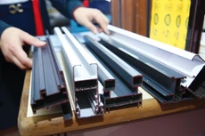 Các ngành công nghiệp của Việt Nam còn phụ thuộc rất lớn vào nguồn cung nguyên phụ liệu, linh kiện nhập khẩu. Ảnh: Phú An