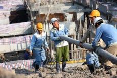 Hồ sơ mời thầu yêu cầu cụ thể số lượng, chứng chỉ, bằng cấp đối với công nhân, lao động phổ thông hạn chế sự tham dự thầu của nhà thầu. Ảnh: Nhã Chi