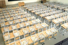 Nhiều loại sản phẩm như bàn ghế học sinh, máy tính, đồ chơi, tranh ảnh, thiết bị âm thanh… đã bị biến thành hàng hóa không thông dụng để cài yêu cầu hàng mẫu. Ảnh: Nhã Chi