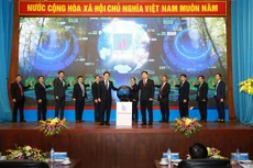 Ban lãnh đạo Công ty CP Lọc hóa dầu Bình Sơn thực hiện nghi thức giao ước thi đua năm 2022