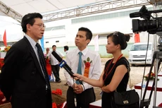 Sự ủng hộ của báo chí đối với doanh nghiệp đôi lúc chính là câu phỏng vấn của phóng viên về một vấn đề dư luận quan tâm. Ảnh: Nhã Chi